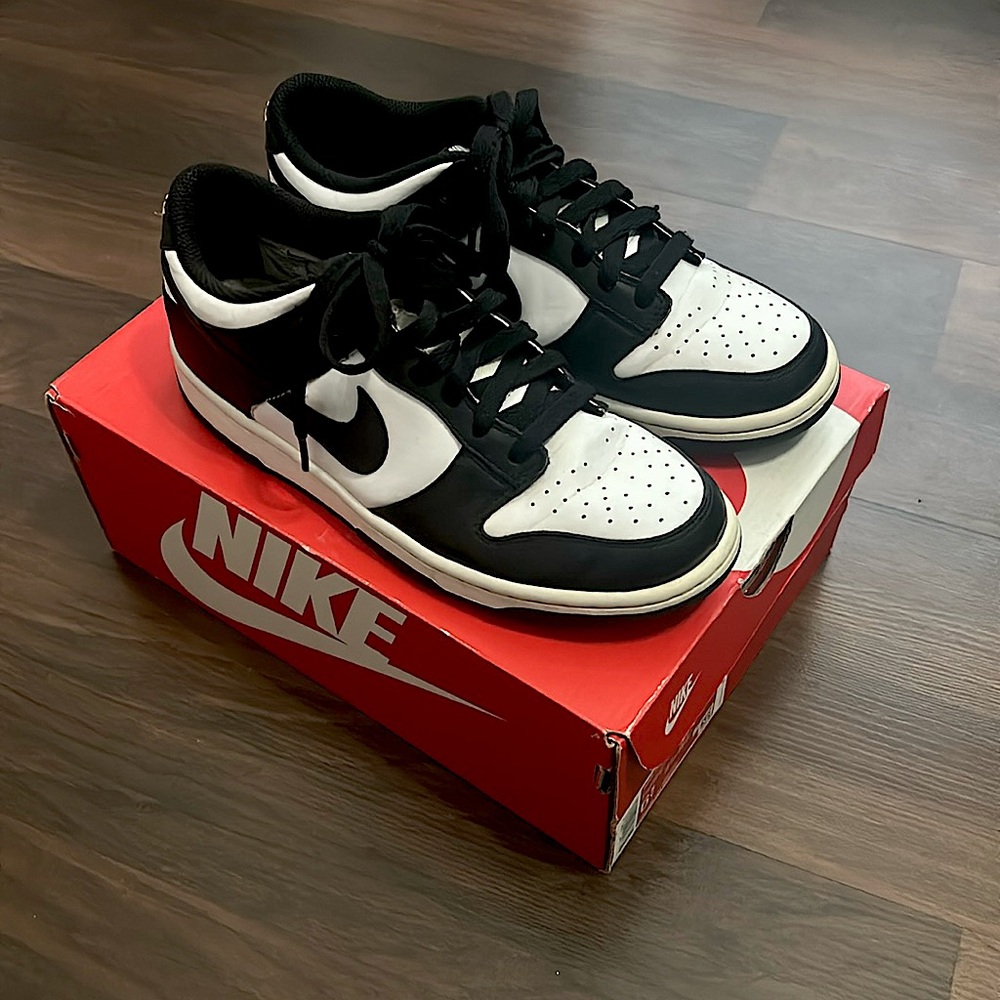 Nike dunk low “panda”